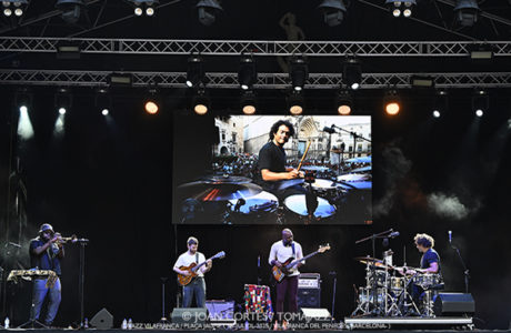Makaya McCraven (ViJazz Vilafranca 2025 / Plaça Jaume I, 2025-07-06 / Vilafranca del Penedès -Barcelona-) Por Joan Cortès [INSTANTZZ AKA Galería fotográfica AKA Fotoblog de jazz, impro… y algo más] - Tomajazz - Makaya McCraven actuó en ViJazz Vilafranca 2025 en Vilafranca del Penedès -Barcelona-. Joan Cortès retrata el concierto en INSTANTZZ. Actuaron Makaya McCraven, Junius Paul, Marquis Hill, Matt Golg