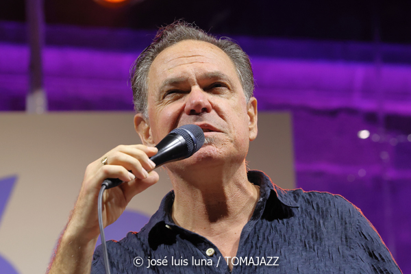 Kurt Elling & The Yellowjackets: Celebrate Weather Report (60 Festival de Jazz de San Sebastián 2025. 2025-07-24) Por José Luis Luna Rocafort [INSTANTZZ AKA Galería fotográfica AKA Fotoblog de jazz, impro… y algo más] - Tomajazz - Kurt Elling & The Yellowjackets: Celebrate Weather Report participaron en el 60 Festival de Jazz de San Sebastián 2025. José Luis Luna Rocafort lo retrata en INSTANTZZ. Actuaron Kurt Elling, Russell Ferrante: piano, teclados Bob Mintzer: saxo tenor, EWI Dane Alderson: bajo eléctrico William Kennedy