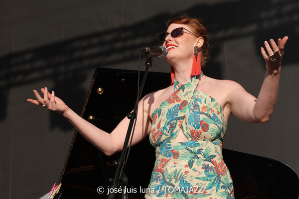 Jessie Gordon Quintet (60 Festival de Jazz de San Sebastián 2025. 2025-07-24) Por José Luis Luna Rocafort [INSTANTZZ AKA Galería fotográfica AKA Fotoblog de jazz, impro… y algo más] - Tomajazz - Jessie Gordon Quintet actuó en el 60 Festival de Jazz de San Sebastián 2025. José Luis Luna Rocafort lo retrata en INSTANTZZ. Actuaron Jessie Gordon, Enric Peidro, Fede Mazzanti, Ignasi González, Xavi Hinojosa