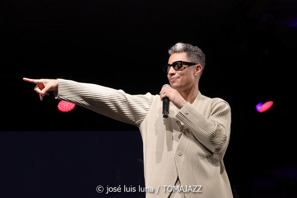 Jose James (48 Festival de Jazz de Vitoria. 2025-07-17) Por José Luis Luna Rocafort [INSTANTZZ AKA Galería fotográfica AKA Fotoblog de jazz, impro… y algo más] - Tomajazz - Jose James actuó en el 48 Festival de Jazz de Vitoria 2025. José Luis Luna Rocafort lo retrata en INSTANTZZ. Actuaron Jose James, BigYuki, Yves Fernández, Dom Gerva, Ebban Dorsey