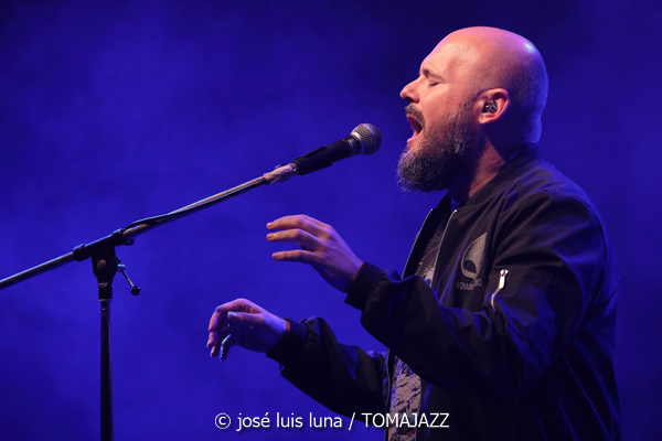 Niño de Elche (La LLuna en Vers. Santuari de Consolació, Sant Joan, Mallorca. 2025-08-09) Por José Luis Luna Rocafort [INSTANTZZ AKA Galería fotográfica AKA Fotoblog de jazz, impro… y algo más] - Tomajazz - Niño de Elche actuó en La LLuna en Vers en Santuari de Consolació, Sant Joan, Mallorca, el 9 de agosto de 2025. José Luis Luna Rocafort lo retrata en INSTANTZZ. Actuaron Niño de Elche, Xisco Rojo, Susana Hernández "DJ Ylia"