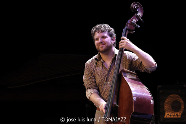 Pere Bujosa Trío (XI JazzEñe 2025. Teatro Victoria Eugenia, Donosti – San Sebastián. 2025-07-26) Por José Luis Luna Rocafort [INSTANTZZ AKA Galería fotográfica AKA Fotoblog de jazz, impro… y algo más] - Tomajazz - Pere Bujosa Trío actuó en el XI JazzEñe 2025 en Donosti – San Sebastián, el 26 de julio de 2025. José Luis Luna Rocafort lo retrata en INSTANTZZ. Actuaron Pere Bujosa, Xavi Torres, Joan Terol