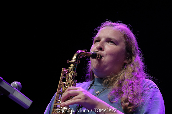 Sarah Hanahan + Luca Filastro Trio (48 Festival de Jazz de Vitoria. 2025-07-18) Por José Luis Luna Rocafort [INSTANTZZ AKA Galería fotográfica AKA Fotoblog de jazz, impro… y algo más] - Tomajazz - Sarah Hanahan + Luca Filastro Trio actuaron en el 48 Festival de Jazz de Vitoria 2025. José Luis Luna Rocafort lo retrata en INSTANTZZ. Actuaron Sarah Hanahan, Luca Filastro, Vincenzo Florio, Andrea Nunzi
