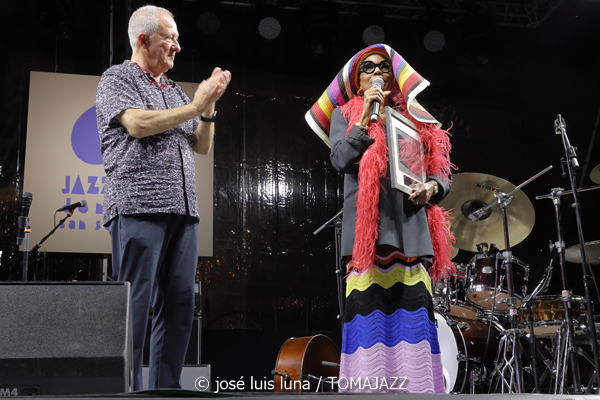 Dee Dee Bridgewater (60 Festival de Jazz de San Sebastián 2025. 2025-07-25) Por José Luis Luna Rocafort [INSTANTZZ AKA Galería fotográfica AKA Fotoblog de jazz, impro… y algo más] - Tomajazz - Dee Dee Bridgewater actuó en el 60 Festival de Jazz de San Sebastián 2025. José Luis Luna Rocafort la retrata en INSTANTZZ. Actuaron Dee Dee Bridgewater, Carmen Staaf, Rosa Brunello, Shirazette Tinnin