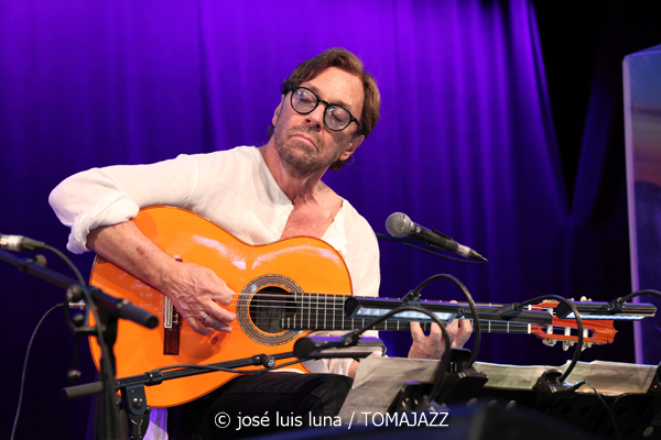 Al Di Meola (48 Festival de Jazz de Vitoria. 2025-07-18) Por José Luis Luna Rocafort [INSTANTZZ AKA Galería fotográfica AKA Fotoblog de jazz, impro… y algo más] - Tomajazz - Al Di Meola actuó en el 48 Festival de Jazz de Vitoria 2025. José Luis Luna Rocafort lo retrata en INSTANTZZ. Actuaron Al Di Meola, Peo Alfonsi, Sergio Martínes