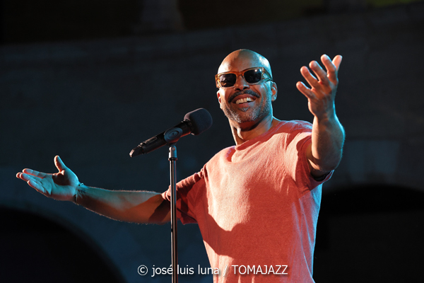 Myles Sanko (Jazz Palma Festival 2025. Castell de Bellver. Palma. 2025-08-07) Por José Luis Luna Rocafort [INSTANTZZ AKA Galería fotográfica AKA Fotoblog de jazz, impro… y algo más] - Tomajazz - Myles Sanko actuó en el Jazz Palma Festival 2025. José Luis Luna Rocafort lo retrata en INSTANTZZ. Actuaron Myles Sanko, Tom O'Grady, Gareth Lumbers, George Cashmore, Jon Mapp, Ric Elsworth