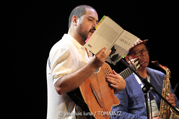 Daniel Román Jazz Quintet (XI JazzEñe 2025. Teatro Victoria Eugenia, Donosti – San Sebastián. 2025-07-26) Por José Luis Luna Rocafort [INSTANTZZ AKA Galería fotográfica AKA Fotoblog de jazz, impro… y algo más] - Tomajazz - Daniel Román Jazz Quintet actuó en XI JazzEñe 2025. José Luis Luna Rocafort lo retrata en INSTANTZZ. Actuaron Daniel Román, Román Filiú, César Filiú, Álvaro del Valle, Naíma Acuña