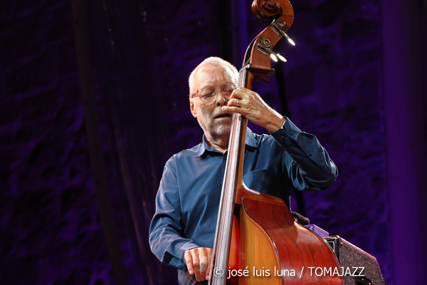 Dave Holland / Chris Potter: Kismet (60 Festival de Jazz de San Sebastián 2025. 2025-07-26) Por José Luis Luna Rocafort [INSTANTZZ AKA Galería fotográfica AKA Fotoblog de jazz, impro… y algo más] - Tomajazz - Dave Holland / Chris Potter actuaron con Kismet en el 60 Festival de Jazz de San Sebastián 2025. José Luis Luna Rocafort lo retrata en INSTANTZZ. Con Dave Holland, Chris Potter, Marcus Gilmore