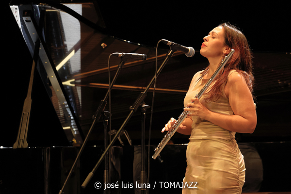 Eme Eme Project (XI JazzEñe 2025. Teatro Victoria Eugenia, Donosti – San Sebastián. 2025-07-25) Por José Luis Luna Rocafort [INSTANTZZ AKA Galería fotográfica AKA Fotoblog de jazz, impro… y algo más] - Tomajazz - Eme Eme Project de Marta Mansilla actuó en XI JazzEñe 2025 en San Sebastián. José Luis Luna Rocafort retrata el concierto en INSTANTZZ. Actuaron Marta Mansilla, David Sancho, Antonio Tomás Sepúlveda, Jesús Caparrós, Rodrigo Ballesteros