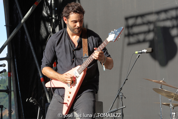 Thomas Camille (60 Festival de Jazz de San Sebastián 2025. 2025-07-24) Por José Luis Luna Rocafort [INSTANTZZ AKA Galería fotográfica AKA Fotoblog de jazz, impro… y algo más] - Tomajazz - Thomas Camille actuó en el 60 Festival de Jazz de San Sebastián 2025. José Luis Luna Rocafort lo retrata en INSTANTZZ. Thomas Camille, Tomás Lizardi, Álvaro Ginés, Jorge González