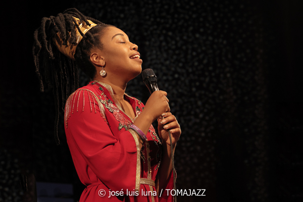 Jazzmeia Horn (48 Festival de Jazz de Vitoria. 2025-07-17) Por José Luis Luna Rocafort [INSTANTZZ AKA Galería fotográfica AKA Fotoblog de jazz, impro… y algo más] - Tomajazz - Jazzmeia Horn actuó en el 48 Festival de Jazz de Vitoria 2025. José Luis Luna Rocafort la retrata en INSTANTZZ. Actuaron Jazzmeia Horn, Joel Holmes, Ameen Saleem, Ryan Sands