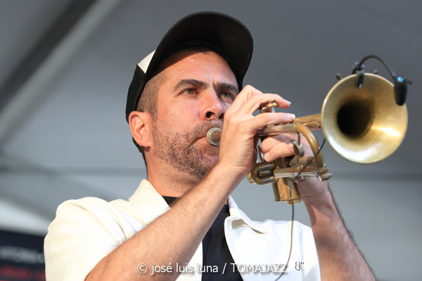 Hip Horns Brass Collective (48 Festival de Jazz de Vitoria. 2025-07-12) Por José Luis Luna Rocafort [INSTANTZZ AKA Galería fotográfica AKA Fotoblog de jazz, impro… y algo más] - Tomajazz - Hip Horns Brass Collective actuó en el 48 Festival de Jazz de Vitoria 2025. José Luis Luna Rocafort lo retrata en INSTANTZZ. Actuaron Mabreezee, Aina Pla, Gregori Hollis, Alvar Monfort, Nil Vilà, Albert Costa, Alba Pujals, David Parras, Arnau Alonso, Zarata Selektion