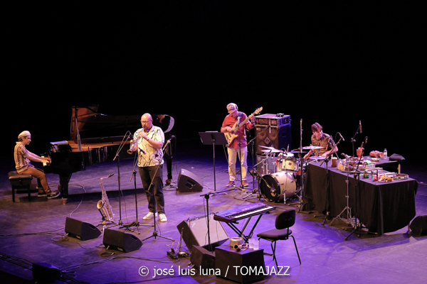 Hermeto Pascoal & Grupo (60 Festival de Jazz de San Sebastián 2025. 2025-07-25) Por José Luis Luna Rocafort [INSTANTZZ AKA Galería fotográfica AKA Fotoblog de jazz, impro… y algo más] - Tomajazz - Hermeto Pascoal & Grupo actuó en el 60 Festival de Jazz de San Sebastián 2025. José Luis Luna Rocafort retrata el concierto en INSTANTZZ. Actuaron Hermeto Pascoal, Itiberê Zwarg, André Marques, Jota P., Fábio Pascoal, Ajuriña Zwarg