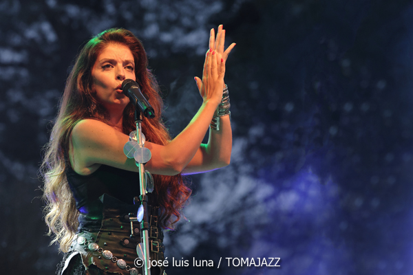 Soleá Morente (La LLuna en Vers. Santuari de Consolació, Sant Joan, Mallorca. 2025-08-09) Por José Luis Luna Rocafort [INSTANTZZ AKA Galería fotográfica AKA Fotoblog de jazz, impro… y algo más] - Tomajazz - Soleá Morente actuó en La LLuna en Vers en Santuari de Consolació, Sant Joan, Mallorca, el 9 de agosto de 2025. José Luis Luna Rocafort lo retrata en INSTANTZZ