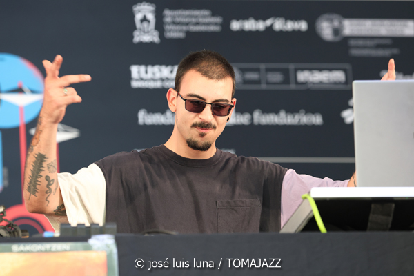 Zarata Selektion (48 Festival de Jazz de Vitoria. 2025-07-12) Por José Luis Luna Rocafort [INSTANTZZ AKA Galería fotográfica AKA Fotoblog de jazz, impro… y algo más] - Tomajazz - Zarata Selektion actuó en el 48 Festival de Jazz de Vitoria 2025-07-12) Por José Luis Luna Rocafort [INSTANTZZ