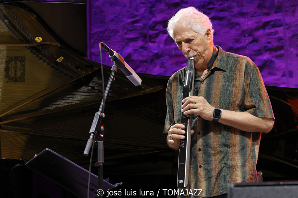 Kurt Elling & The Yellowjackets: Celebrate Weather Report (60 Festival de Jazz de San Sebastián 2025. 2025-07-24) Por José Luis Luna Rocafort [INSTANTZZ AKA Galería fotográfica AKA Fotoblog de jazz, impro… y algo más] - Tomajazz - Kurt Elling & The Yellowjackets: Celebrate Weather Report participaron en el 60 Festival de Jazz de San Sebastián 2025. José Luis Luna Rocafort lo retrata en INSTANTZZ. Actuaron Kurt Elling, Russell Ferrante: piano, teclados Bob Mintzer: saxo tenor, EWI Dane Alderson: bajo eléctrico William Kennedy