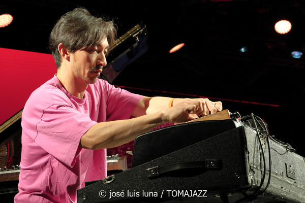 Jose James (48 Festival de Jazz de Vitoria. 2025-07-17) Por José Luis Luna Rocafort [INSTANTZZ AKA Galería fotográfica AKA Fotoblog de jazz, impro… y algo más] - Tomajazz - Jose James actuó en el 48 Festival de Jazz de Vitoria 2025. José Luis Luna Rocafort lo retrata en INSTANTZZ. Actuaron Jose James, BigYuki, Yves Fernández, Dom Gerva, Ebban Dorsey