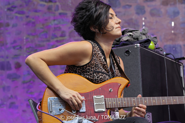 Marc Ribot Hurry Red Telephone (60 Festival de Jazz de San Sebastián 2025. 2025-07-25) Por José Luis Luna Rocafort [INSTANTZZ AKA Galería fotográfica AKA Fotoblog de jazz, impro… y algo más] - Tomajazz - Marc Ribot Hurry Red Telephone actuó en el 60 Festival de Jazz de San Sebastián 2025. José Luis Luna Rocafort lo retrata en INSTANTZZ. Actuaron Marc Ribot, Ava Mendoza, Sebastian Steinberg, Chad Taylor