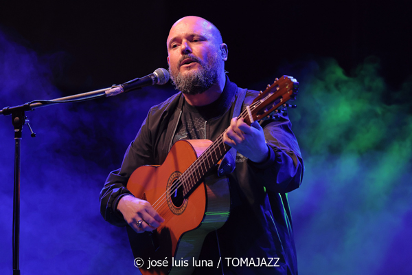 Niño de Elche (La LLuna en Vers. Santuari de Consolació, Sant Joan, Mallorca. 2025-08-09) Por José Luis Luna Rocafort [INSTANTZZ AKA Galería fotográfica AKA Fotoblog de jazz, impro… y algo más] - Tomajazz - Niño de Elche actuó en La LLuna en Vers en Santuari de Consolació, Sant Joan, Mallorca, el 9 de agosto de 2025. José Luis Luna Rocafort lo retrata en INSTANTZZ. Actuaron Niño de Elche, Xisco Rojo, Susana Hernández "DJ Ylia"