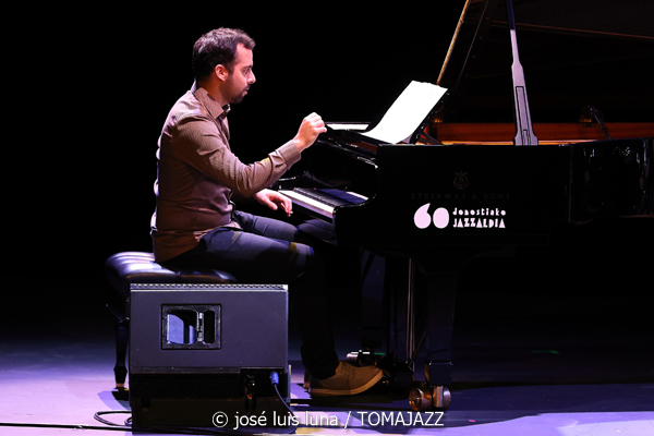 Pere Bujosa Trío (XI JazzEñe 2025. Teatro Victoria Eugenia, Donosti – San Sebastián. 2025-07-26) Por José Luis Luna Rocafort [INSTANTZZ AKA Galería fotográfica AKA Fotoblog de jazz, impro… y algo más] - Tomajazz - Pere Bujosa Trío actuó en el XI JazzEñe 2025 en Donosti – San Sebastián, el 26 de julio de 2025. José Luis Luna Rocafort lo retrata en INSTANTZZ. Actuaron Pere Bujosa, Xavi Torres, Joan Terol