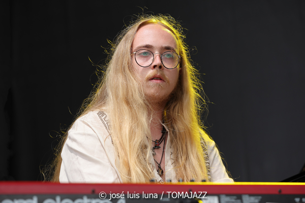 Eneko Diéguez Quartet (60 Festival de Jazz de San Sebastián 2025. 2025-07-25) Por José Luis Luna Rocafort [INSTANTZZ AKA Galería fotográfica AKA Fotoblog de jazz, impro… y algo más] - Tomajazz - Eneko Diéguez Quartet actuó en el 60 Festival de Jazz de San Sebastián 2025. José Luis Luna Rocafort lo retrata en INSTANTZZ. Actuaron Eneko Diéguez, Raúl Pérez, Nicolás Alvear, Eneko Arbea