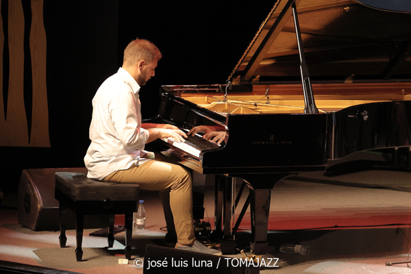 Sarah Hanahan + Luca Filastro Trio (48 Festival de Jazz de Vitoria. 2025-07-18) Por José Luis Luna Rocafort [INSTANTZZ AKA Galería fotográfica AKA Fotoblog de jazz, impro… y algo más] - Tomajazz - Sarah Hanahan + Luca Filastro Trio actuaron en el 48 Festival de Jazz de Vitoria 2025. José Luis Luna Rocafort lo retrata en INSTANTZZ. Actuaron Sarah Hanahan, Luca Filastro, Vincenzo Florio, Andrea Nunzi