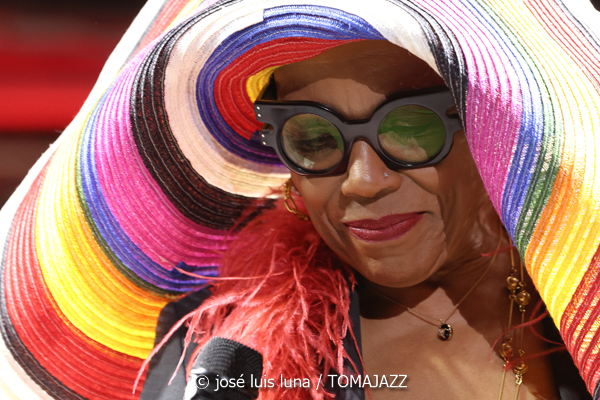 Dee Dee Bridgewater (60 Festival de Jazz de San Sebastián 2025. 2025-07-25) Por José Luis Luna Rocafort [INSTANTZZ AKA Galería fotográfica AKA Fotoblog de jazz, impro… y algo más] - Tomajazz - Dee Dee Bridgewater actuó en el 60 Festival de Jazz de San Sebastián 2025. José Luis Luna Rocafort la retrata en INSTANTZZ. Actuaron Dee Dee Bridgewater, Carmen Staaf, Rosa Brunello, Shirazette Tinnin