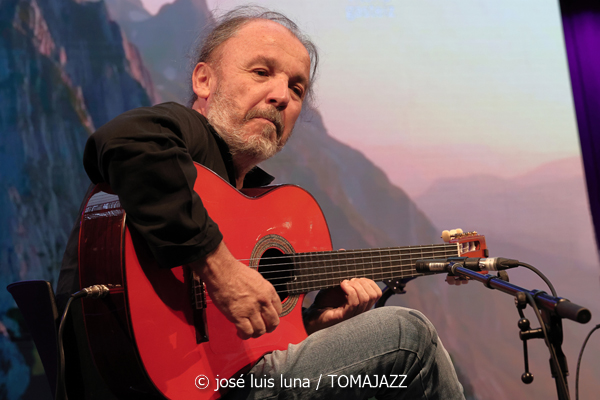 Al Di Meola (48 Festival de Jazz de Vitoria. 2025-07-18) Por José Luis Luna Rocafort [INSTANTZZ AKA Galería fotográfica AKA Fotoblog de jazz, impro… y algo más] - Tomajazz - Al Di Meola actuó en el 48 Festival de Jazz de Vitoria 2025. José Luis Luna Rocafort lo retrata en INSTANTZZ. Actuaron Al Di Meola, Peo Alfonsi, Sergio Martínes