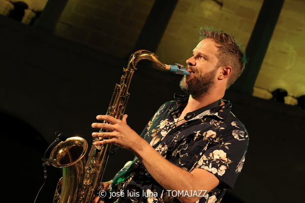 Myles Sanko (Jazz Palma Festival 2025. Castell de Bellver. Palma. 2025-08-07) Por José Luis Luna Rocafort [INSTANTZZ AKA Galería fotográfica AKA Fotoblog de jazz, impro… y algo más] - Tomajazz - Myles Sanko actuó en el Jazz Palma Festival 2025. José Luis Luna Rocafort lo retrata en INSTANTZZ. Actuaron Myles Sanko, Tom O'Grady, Gareth Lumbers, George Cashmore, Jon Mapp, Ric Elsworth