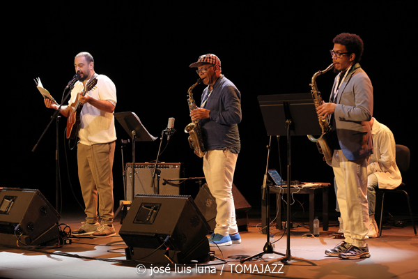 Daniel Román Jazz Quintet (XI JazzEñe 2025. Teatro Victoria Eugenia, Donosti – San Sebastián. 2025-07-26) Por José Luis Luna Rocafort [INSTANTZZ AKA Galería fotográfica AKA Fotoblog de jazz, impro… y algo más] - Tomajazz - Daniel Román Jazz Quintet actuó en XI JazzEñe 2025. José Luis Luna Rocafort lo retrata en INSTANTZZ. Actuaron Daniel Román, Román Filiú, César Filiú, Álvaro del Valle, Naíma Acuña