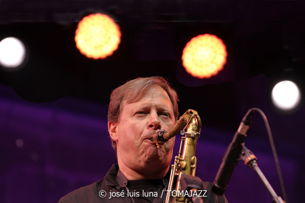 Dave Holland / Chris Potter: Kismet (60 Festival de Jazz de San Sebastián 2025. 2025-07-26) Por José Luis Luna Rocafort [INSTANTZZ AKA Galería fotográfica AKA Fotoblog de jazz, impro… y algo más] - Tomajazz - Dave Holland / Chris Potter actuaron con Kismet en el 60 Festival de Jazz de San Sebastián 2025. José Luis Luna Rocafort lo retrata en INSTANTZZ. Con Dave Holland, Chris Potter, Marcus Gilmore