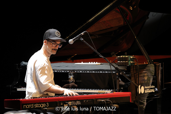 Eme Eme Project (XI JazzEñe 2025. Teatro Victoria Eugenia, Donosti – San Sebastián. 2025-07-25) Por José Luis Luna Rocafort [INSTANTZZ AKA Galería fotográfica AKA Fotoblog de jazz, impro… y algo más] - Tomajazz - Eme Eme Project de Marta Mansilla actuó en XI JazzEñe 2025 en San Sebastián. José Luis Luna Rocafort retrata el concierto en INSTANTZZ. Actuaron Marta Mansilla, David Sancho, Antonio Tomás Sepúlveda, Jesús Caparrós, Rodrigo Ballesteros