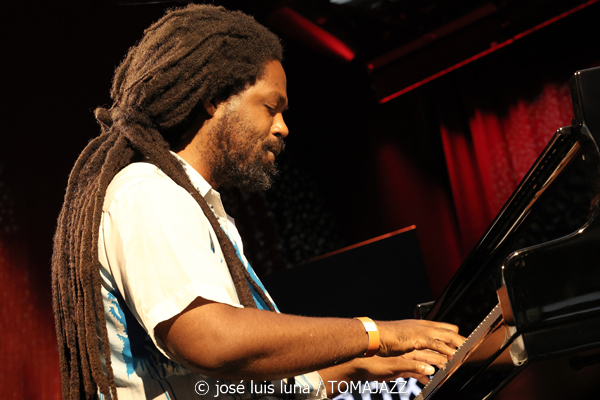 Jazzmeia Horn (48 Festival de Jazz de Vitoria. 2025-07-17) Por José Luis Luna Rocafort [INSTANTZZ AKA Galería fotográfica AKA Fotoblog de jazz, impro… y algo más] - Tomajazz - Jazzmeia Horn actuó en el 48 Festival de Jazz de Vitoria 2025. José Luis Luna Rocafort la retrata en INSTANTZZ. Actuaron Jazzmeia Horn, Joel Holmes, Ameen Saleem, Ryan Sands