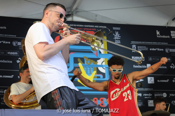 Hip Horns Brass Collective (48 Festival de Jazz de Vitoria. 2025-07-12) Por José Luis Luna Rocafort [INSTANTZZ AKA Galería fotográfica AKA Fotoblog de jazz, impro… y algo más] - Tomajazz - Hip Horns Brass Collective actuó en el 48 Festival de Jazz de Vitoria 2025. José Luis Luna Rocafort lo retrata en INSTANTZZ. Actuaron Mabreezee, Aina Pla, Gregori Hollis, Alvar Monfort, Nil Vilà, Albert Costa, Alba Pujals, David Parras, Arnau Alonso, Zarata Selektion
