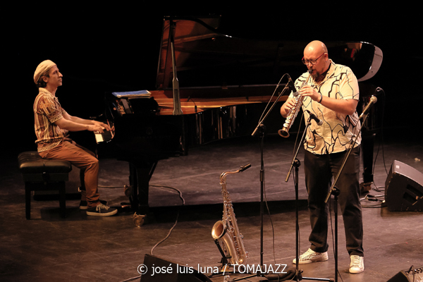 Hermeto Pascoal & Grupo (60 Festival de Jazz de San Sebastián 2025. 2025-07-25) Por José Luis Luna Rocafort [INSTANTZZ AKA Galería fotográfica AKA Fotoblog de jazz, impro… y algo más] - Tomajazz - Hermeto Pascoal & Grupo actuó en el 60 Festival de Jazz de San Sebastián 2025. José Luis Luna Rocafort retrata el concierto en INSTANTZZ. Actuaron Hermeto Pascoal, Itiberê Zwarg, André Marques, Jota P., Fábio Pascoal, Ajuriña Zwarg