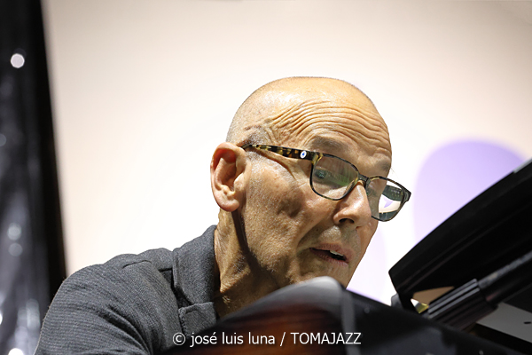 Kurt Elling & The Yellowjackets: Celebrate Weather Report (60 Festival de Jazz de San Sebastián 2025. 2025-07-24) Por José Luis Luna Rocafort [INSTANTZZ AKA Galería fotográfica AKA Fotoblog de jazz, impro… y algo más] - Tomajazz - Kurt Elling & The Yellowjackets: Celebrate Weather Report participaron en el 60 Festival de Jazz de San Sebastián 2025. José Luis Luna Rocafort lo retrata en INSTANTZZ. Actuaron Kurt Elling, Russell Ferrante: piano, teclados Bob Mintzer: saxo tenor, EWI Dane Alderson: bajo eléctrico William Kennedy