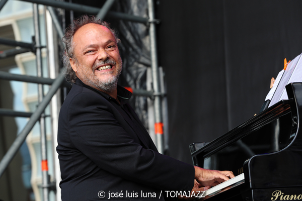 Jessie Gordon Quintet (60 Festival de Jazz de San Sebastián 2025. 2025-07-24) Por José Luis Luna Rocafort [INSTANTZZ AKA Galería fotográfica AKA Fotoblog de jazz, impro… y algo más] - Tomajazz - Jessie Gordon Quintet actuó en el 60 Festival de Jazz de San Sebastián 2025. José Luis Luna Rocafort lo retrata en INSTANTZZ. Actuaron Jessie Gordon, Enric Peidro, Fede Mazzanti, Ignasi González, Xavi Hinojosa