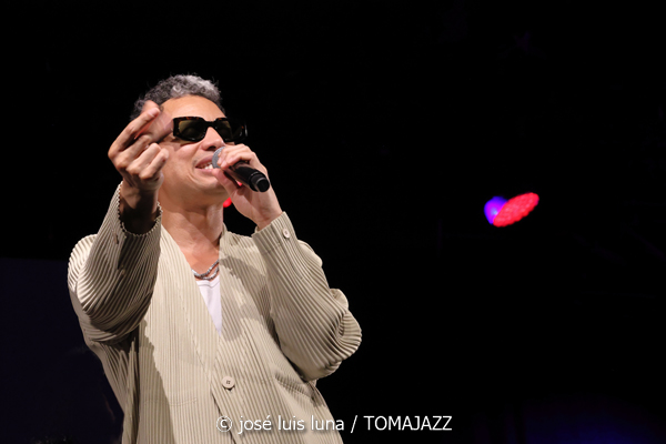 Jose James (48 Festival de Jazz de Vitoria. 2025-07-17) Por José Luis Luna Rocafort [INSTANTZZ AKA Galería fotográfica AKA Fotoblog de jazz, impro… y algo más] - Tomajazz - Jose James actuó en el 48 Festival de Jazz de Vitoria 2025. José Luis Luna Rocafort lo retrata en INSTANTZZ. Actuaron Jose James, BigYuki, Yves Fernández, Dom Gerva, Ebban Dorsey