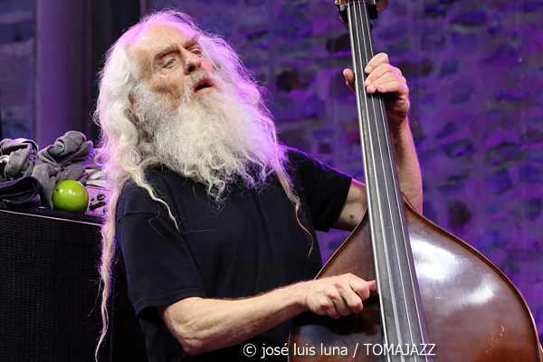 Marc Ribot Hurry Red Telephone (60 Festival de Jazz de San Sebastián 2025. 2025-07-25) Por José Luis Luna Rocafort [INSTANTZZ AKA Galería fotográfica AKA Fotoblog de jazz, impro… y algo más] - Tomajazz - Marc Ribot Hurry Red Telephone actuó en el 60 Festival de Jazz de San Sebastián 2025. José Luis Luna Rocafort lo retrata en INSTANTZZ. Actuaron Marc Ribot, Ava Mendoza, Sebastian Steinberg, Chad Taylor