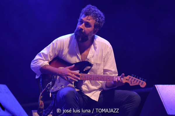 Niño de Elche (La LLuna en Vers. Santuari de Consolació, Sant Joan, Mallorca. 2025-08-09) Por José Luis Luna Rocafort [INSTANTZZ AKA Galería fotográfica AKA Fotoblog de jazz, impro… y algo más] - Tomajazz - Niño de Elche actuó en La LLuna en Vers en Santuari de Consolació, Sant Joan, Mallorca, el 9 de agosto de 2025. José Luis Luna Rocafort lo retrata en INSTANTZZ. Actuaron Niño de Elche, Xisco Rojo, Susana Hernández "DJ Ylia"
