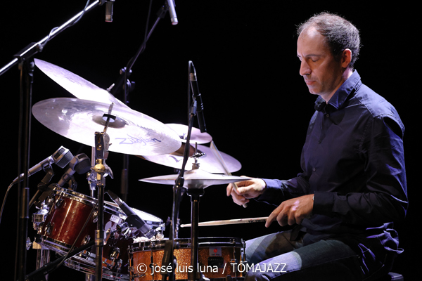 Pere Bujosa Trío (XI JazzEñe 2025. Teatro Victoria Eugenia, Donosti – San Sebastián. 2025-07-26) Por José Luis Luna Rocafort [INSTANTZZ AKA Galería fotográfica AKA Fotoblog de jazz, impro… y algo más] - Tomajazz - Pere Bujosa Trío actuó en el XI JazzEñe 2025 en Donosti – San Sebastián, el 26 de julio de 2025. José Luis Luna Rocafort lo retrata en INSTANTZZ. Actuaron Pere Bujosa, Xavi Torres, Joan Terol
