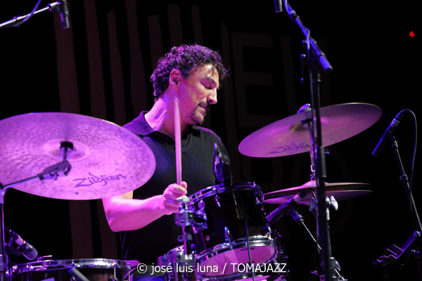 Sarah Hanahan + Luca Filastro Trio (48 Festival de Jazz de Vitoria. 2025-07-18) Por José Luis Luna Rocafort [INSTANTZZ AKA Galería fotográfica AKA Fotoblog de jazz, impro… y algo más] - Tomajazz - Sarah Hanahan + Luca Filastro Trio actuaron en el 48 Festival de Jazz de Vitoria 2025. José Luis Luna Rocafort lo retrata en INSTANTZZ. Actuaron Sarah Hanahan, Luca Filastro, Vincenzo Florio, Andrea Nunzi