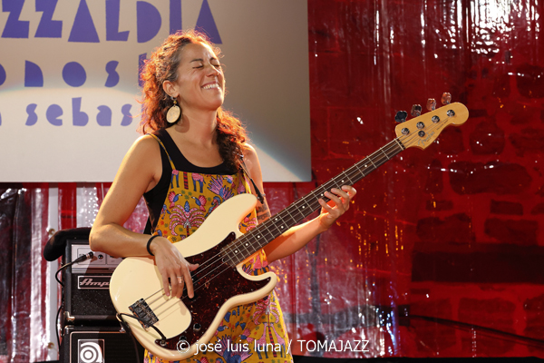 Dee Dee Bridgewater (60 Festival de Jazz de San Sebastián 2025. 2025-07-25) Por José Luis Luna Rocafort [INSTANTZZ AKA Galería fotográfica AKA Fotoblog de jazz, impro… y algo más] - Tomajazz - Dee Dee Bridgewater actuó en el 60 Festival de Jazz de San Sebastián 2025. José Luis Luna Rocafort la retrata en INSTANTZZ. Actuaron Dee Dee Bridgewater, Carmen Staaf, Rosa Brunello, Shirazette Tinnin