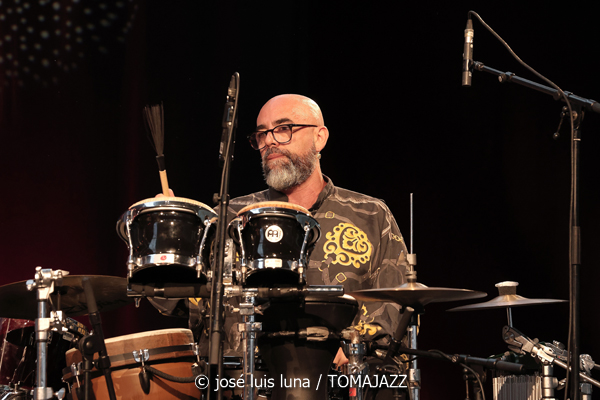 Al Di Meola (48 Festival de Jazz de Vitoria. 2025-07-18) Por José Luis Luna Rocafort [INSTANTZZ AKA Galería fotográfica AKA Fotoblog de jazz, impro… y algo más] - Tomajazz - Al Di Meola actuó en el 48 Festival de Jazz de Vitoria 2025. José Luis Luna Rocafort lo retrata en INSTANTZZ. Actuaron Al Di Meola, Peo Alfonsi, Sergio Martínes