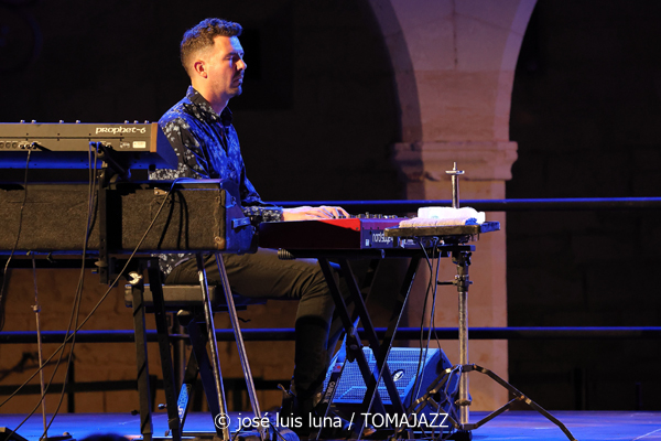 Myles Sanko (Jazz Palma Festival 2025. Castell de Bellver. Palma. 2025-08-07) Por José Luis Luna Rocafort [INSTANTZZ AKA Galería fotográfica AKA Fotoblog de jazz, impro… y algo más] - Tomajazz - Myles Sanko actuó en el Jazz Palma Festival 2025. José Luis Luna Rocafort lo retrata en INSTANTZZ. Actuaron Myles Sanko, Tom O'Grady, Gareth Lumbers, George Cashmore, Jon Mapp, Ric Elsworth