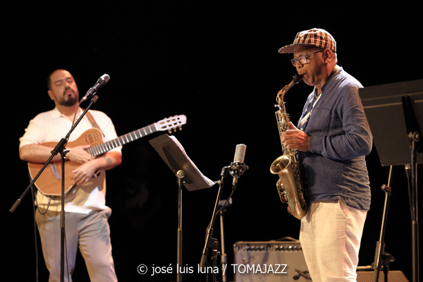 Daniel Román Jazz Quintet (XI JazzEñe 2025. Teatro Victoria Eugenia, Donosti – San Sebastián. 2025-07-26) Por José Luis Luna Rocafort [INSTANTZZ AKA Galería fotográfica AKA Fotoblog de jazz, impro… y algo más] - Tomajazz - Daniel Román Jazz Quintet actuó en XI JazzEñe 2025. José Luis Luna Rocafort lo retrata en INSTANTZZ. Actuaron Daniel Román, Román Filiú, César Filiú, Álvaro del Valle, Naíma Acuña