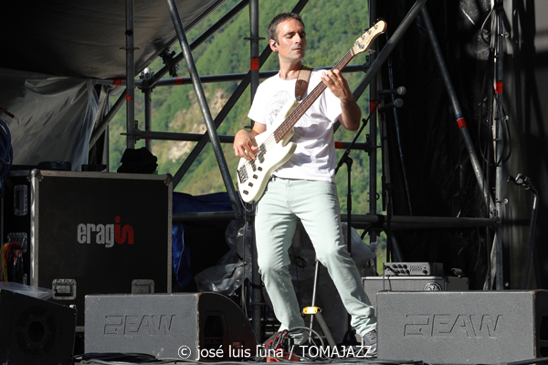 Thomas Camille (60 Festival de Jazz de San Sebastián 2025. 2025-07-24) Por José Luis Luna Rocafort [INSTANTZZ AKA Galería fotográfica AKA Fotoblog de jazz, impro… y algo más] - Tomajazz - Thomas Camille actuó en el 60 Festival de Jazz de San Sebastián 2025. José Luis Luna Rocafort lo retrata en INSTANTZZ. Thomas Camille, Tomás Lizardi, Álvaro Ginés, Jorge González