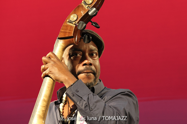 Jazzmeia Horn (48 Festival de Jazz de Vitoria. 2025-07-17) Por José Luis Luna Rocafort [INSTANTZZ AKA Galería fotográfica AKA Fotoblog de jazz, impro… y algo más] - Tomajazz - Jazzmeia Horn actuó en el 48 Festival de Jazz de Vitoria 2025. José Luis Luna Rocafort la retrata en INSTANTZZ. Actuaron Jazzmeia Horn, Joel Holmes, Ameen Saleem, Ryan Sands