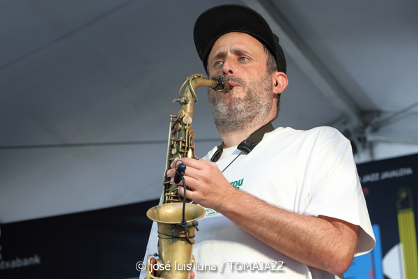 Hip Horns Brass Collective (48 Festival de Jazz de Vitoria. 2025-07-12) Por José Luis Luna Rocafort [INSTANTZZ AKA Galería fotográfica AKA Fotoblog de jazz, impro… y algo más] - Tomajazz - Hip Horns Brass Collective actuó en el 48 Festival de Jazz de Vitoria 2025. José Luis Luna Rocafort lo retrata en INSTANTZZ. Actuaron Mabreezee, Aina Pla, Gregori Hollis, Alvar Monfort, Nil Vilà, Albert Costa, Alba Pujals, David Parras, Arnau Alonso, Zarata Selektion