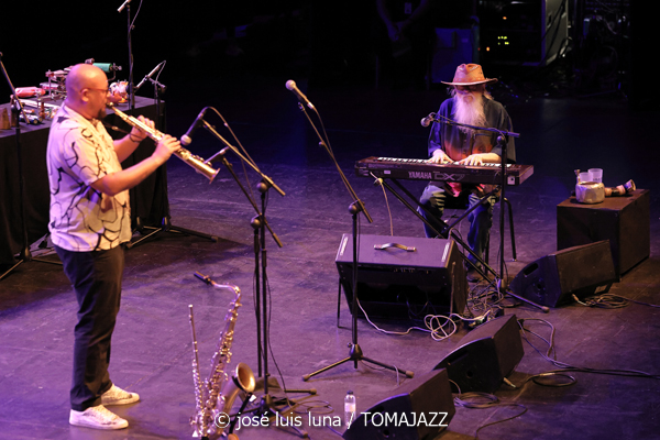Hermeto Pascoal & Grupo (60 Festival de Jazz de San Sebastián 2025. 2025-07-25) Por José Luis Luna Rocafort [INSTANTZZ AKA Galería fotográfica AKA Fotoblog de jazz, impro… y algo más] - Tomajazz - Hermeto Pascoal & Grupo actuó en el 60 Festival de Jazz de San Sebastián 2025. José Luis Luna Rocafort retrata el concierto en INSTANTZZ. Actuaron Hermeto Pascoal, Itiberê Zwarg, André Marques, Jota P., Fábio Pascoal, Ajuriña Zwarg